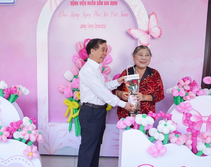 Nhiều bệnh viện ở TPHCM lan tỏa yêu thương, tri ân phụ nữ nhân ngày 20/10- Ảnh 1.