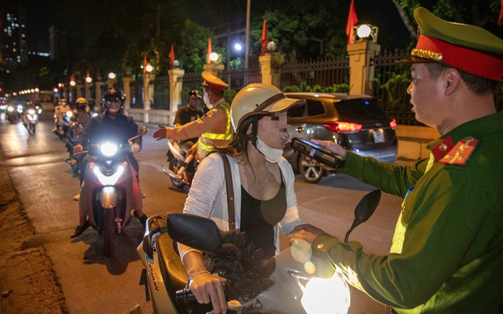 Đi liên hoan 20/10, nhiều nữ tài xế vi phạm nồng độ cồn