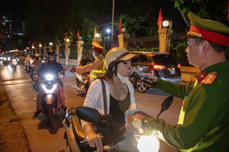 Đi liên hoan 20/10, nhiều nữ tài xế vi phạm nồng độ cồn- Ảnh 3.