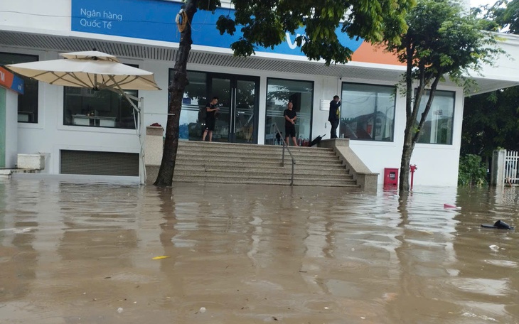 Thủ tướng yêu cầu triển khai ngay các biện pháp ứng phó với bão số 12- Ảnh 2.