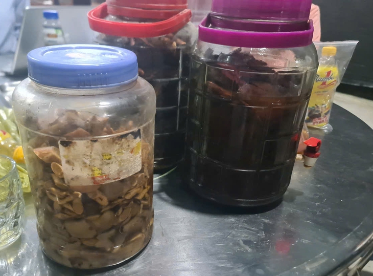 Sáu nạn nhân ngộ độc rượu ở Nghệ An đã qua cơn nguy kịch, chuẩn bị xuất viện- Ảnh 2. Sáu nạn nhân ngộ độc rượu ở Nghệ An đã qua cơn nguy kịch, chuẩn bị xuất viện- Ảnh 2.