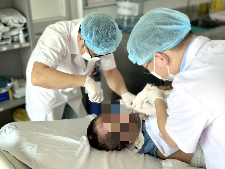 Giữ thang cho hàng xóm sửa điện ở chuồng gà, người đàn ông suýt mất mạng- Ảnh 2.