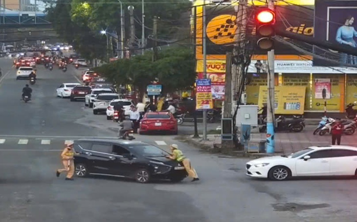 Tạm giữ hình sự đối tượng lái ô tô lao vào Thiếu tá công an đang làm nhiệm vụ- Ảnh 2. Tạm giữ hình sự đối tượng lái ô tô lao vào Thiếu tá công an đang làm nhiệm vụ- Ảnh 2.