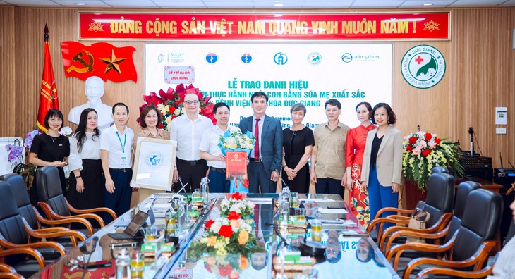 Cơ sở y tế công đầu tiên của Thủ đô đạt 'Bệnh viện thực hành nuôi con bằng sữa mẹ xuất sắc'- Ảnh 1.