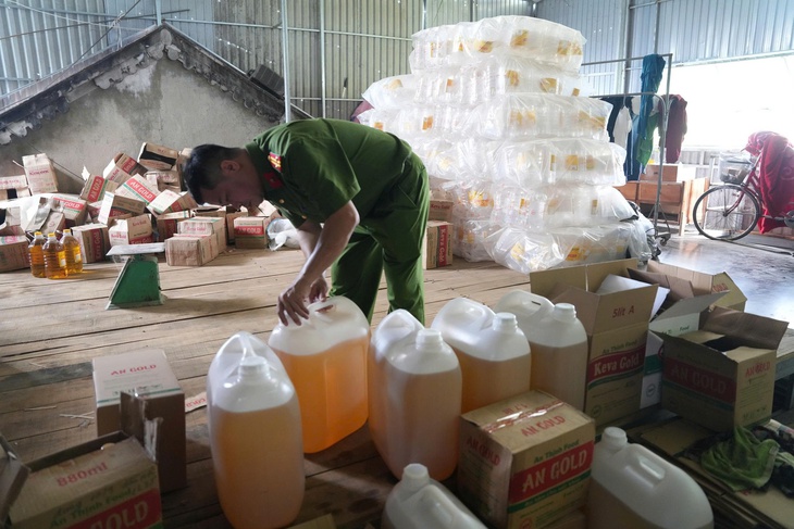 Bắt nữ giám đốc công ty sản xuất hơn 2,7 triệu lít dầu ăn giả bán ra nhiều tỉnh miền Trung- Ảnh 3.