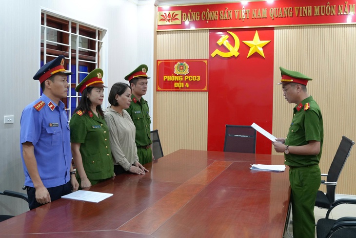 Bắt nữ giám đốc công ty sản xuất hơn 2,7 triệu lít dầu ăn giả bán ra nhiều tỉnh miền Trung- Ảnh 1.