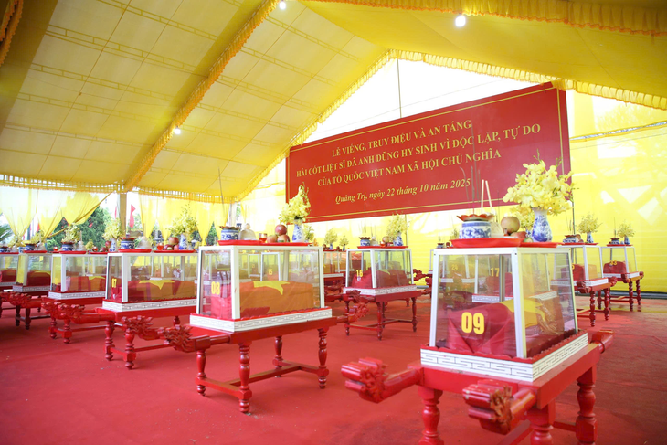 Truy điệu, an táng 34 hài cốt liệt sĩ phát hiện tại Thành cổ Quảng Trị và Trường Bồ Đề- Ảnh 1. Truy điệu, an táng 34 hài cốt liệt sĩ phát hiện tại Thành cổ Quảng Trị và Trường Bồ Đề- Ảnh 1.