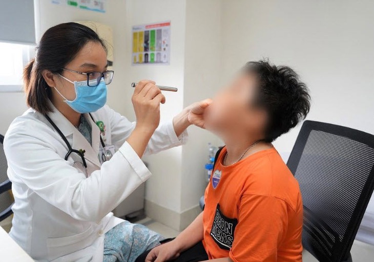 Trẻ viêm mũi xoang nghiêm trọng do nhét dây thun vào mũi lâu ngày- Ảnh 1.