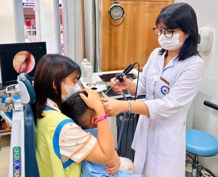 Dây chun đầy mủ trong mũi bé trai suốt 2 tháng- Ảnh 1.