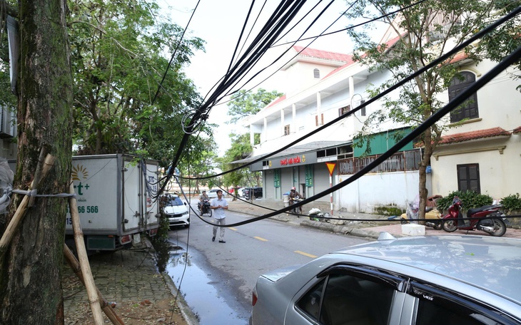 Dây cáp viễn thông rối như mạng nhện ở Nghệ An sau bão