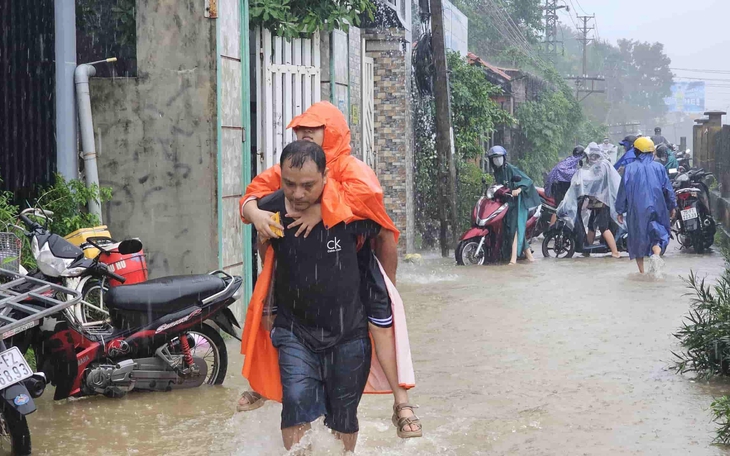 Bão số 12 suy yếu thành áp thấp nhiệt đới, miền Trung bắt đầu mưa lớn