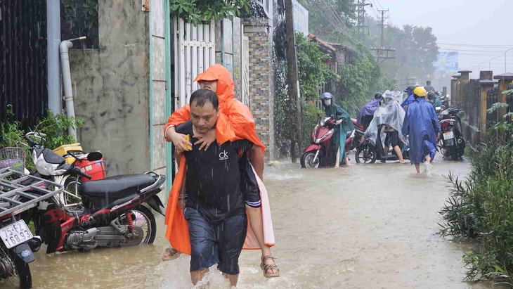 Bão số 12 suy yếu thành áp thấp nhiệt đới, miền Trung bắt đầu mưa lớn- Ảnh 2.
