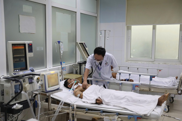 Mối nguy chết người từ rượu ngâm rễ cây rừng: Cảnh báo của bác sĩ- Ảnh 1.