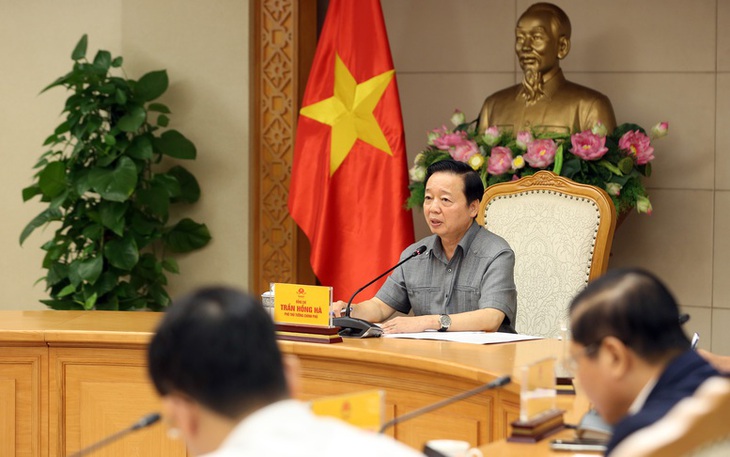 Phó Thủ tướng: Chuẩn bị kịch bản cực đoan nhất để xây dựng phương án ứng phó với bão số 12- Ảnh 1.