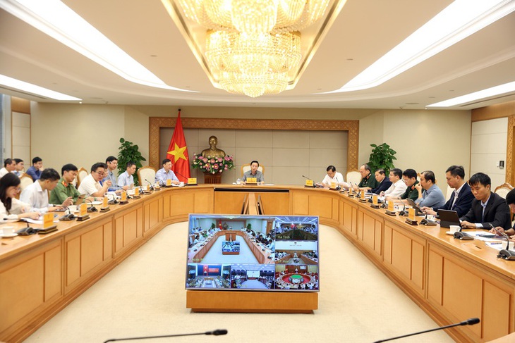 Phó Thủ tướng: Chuẩn bị kịch bản cực đoan nhất để xây dựng phương án ứng phó với bão số 12- Ảnh 2.