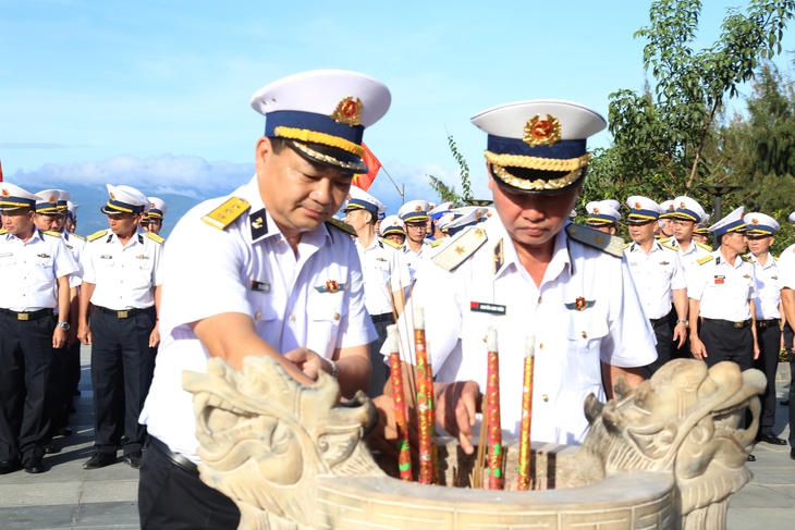 Vùng 4 Hải quân trao nhiều suất quà cho đối tượng chính sách, gia đình khó khăn- Ảnh 1.