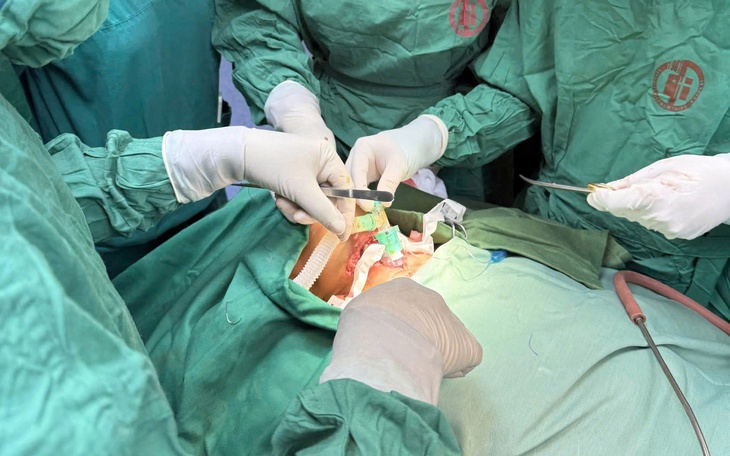 Kích hoạt báo động đỏ toàn viện cứu sống bệnh nhân chấn thương phức tạp vùng cổ