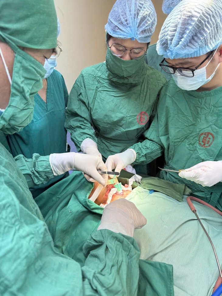 Kích hoạt báo động đỏ toàn viện cứu sống bệnh nhân chấn thương phức tạp vùng cổ- Ảnh 1. Kích hoạt báo động đỏ toàn viện cứu sống bệnh nhân chấn thương phức tạp vùng cổ- Ảnh 1.