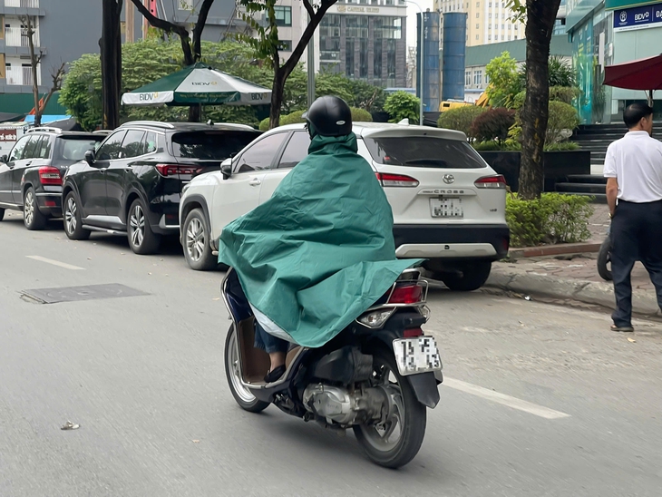 Hà Nội đón gió lạnh đầu mùa, người dân khoác áo ấm xuống phố- Ảnh 7.