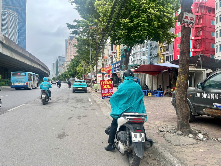 Hà Nội đón gió lạnh đầu mùa, người dân khoác áo ấm xuống phố- Ảnh 8.
