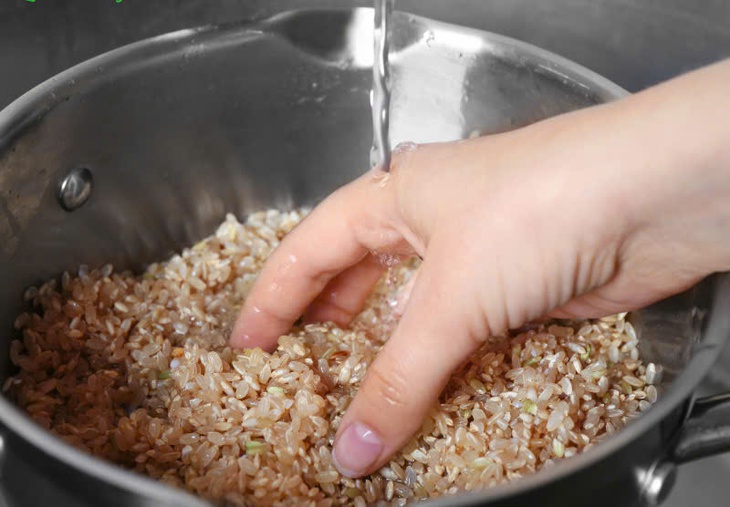 Ngâm gạo lứt trước khi nấu có tác dụng gì?- Ảnh 3.