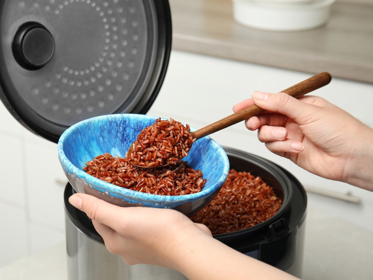 Ngâm gạo lứt trước khi nấu có tác dụng gì?- Ảnh 1.