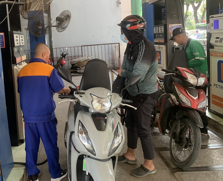 Giá xăng dầu đồng loạt giảm, RON95 còn 19.726 đồng/lít- Ảnh 2.