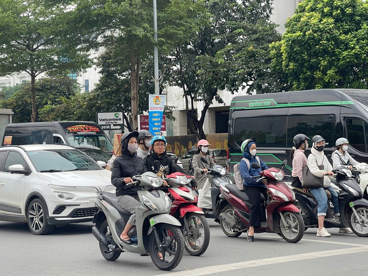 Hà Nội đón gió lạnh đầu mùa, người dân khoác áo ấm xuống phố- Ảnh 1.