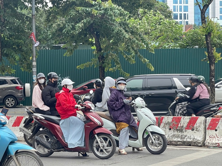 Hà Nội đón gió lạnh đầu mùa, người dân khoác áo ấm xuống phố- Ảnh 6.