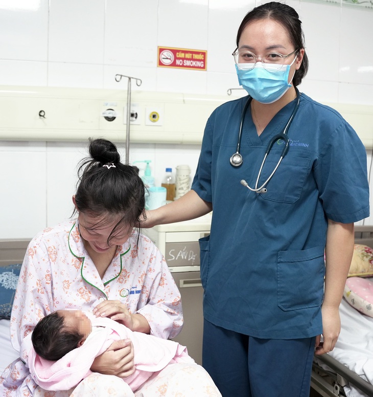 Cứu thành công bé trai sơ sinh 2 ngày tuổi mắc ống rốn tràng- Ảnh 1.