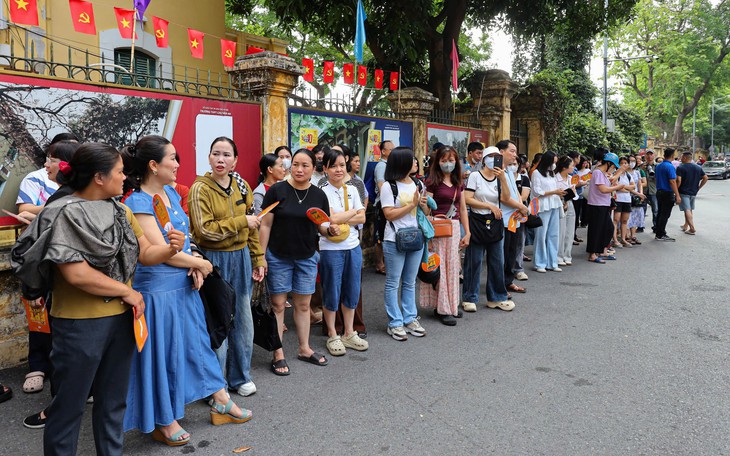 Hà Nội dự kiến lùi kỳ thi vào lớp 10, phụ huynh lo áp lực 'kéo dài'- Ảnh 2.