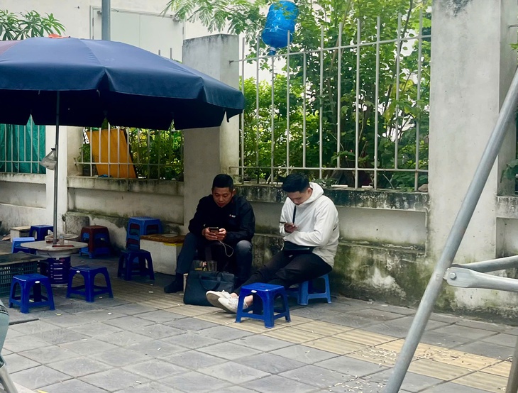 Hà Nội đón gió lạnh đầu mùa, người dân khoác áo ấm xuống phố- Ảnh 5.