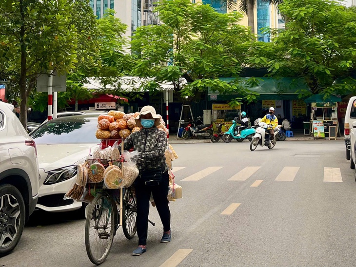 Hà Nội đón gió lạnh đầu mùa, người dân khoác áo ấm xuống phố- Ảnh 10.