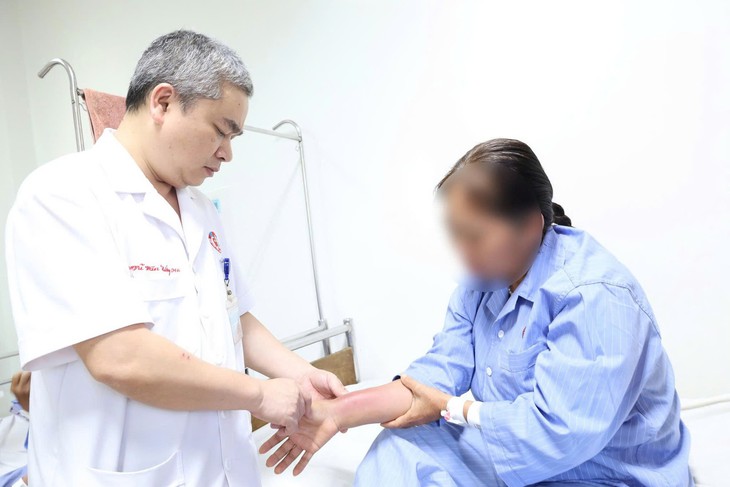 Cấy chỉ giảm đau xương khớp, người phụ nữ bị nhiễm trùng viêm mô bào- Ảnh 2.