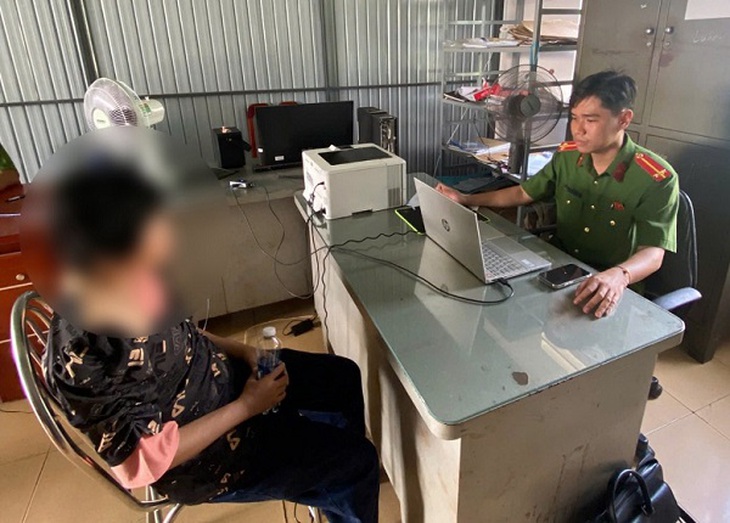 Trông thấy một phụ nữ gieo mình xuống sông tự tử, 2 người đàn ông lao ra ứng cứu- Ảnh 2. Trông thấy một phụ nữ gieo mình xuống sông tự tử, 2 người đàn ông lao ra ứng cứu- Ảnh 2.