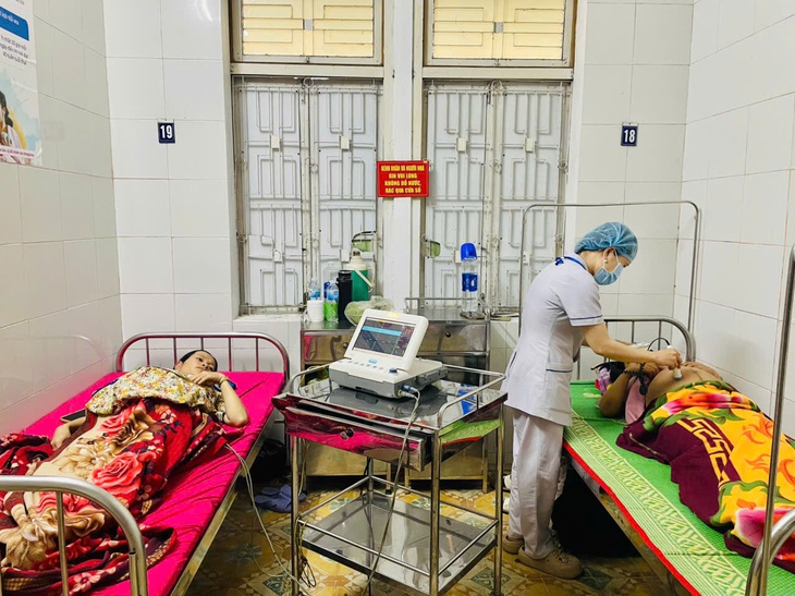 Không để gián đoạn điều trị bệnh nhân, đảm bảo vệ sinh môi trường khi nước rút- Ảnh 1.