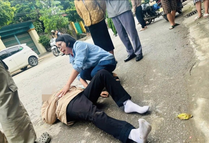 Trên đường đi họp, Giám đốc bệnh viện dừng xe khẩn cấp cứu người bị tai nạn- Ảnh 2. Trên đường đi họp, Giám đốc bệnh viện dừng xe khẩn cấp cứu người bị tai nạn- Ảnh 2.