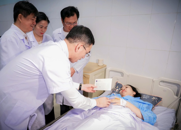 Tặng bằng khen của Bộ trưởng Bộ Y tế cho 1 tập thể, 4 điều dưỡng dũng cảm bảo vệ bệnh nhân trong vụ tấn công ở Nghệ An- Ảnh 1.