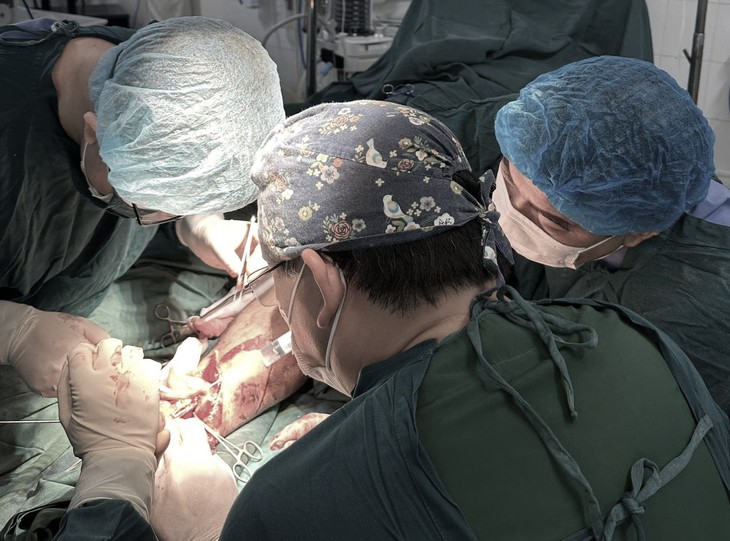 Nối thành công cổ chân gần đứt rời sau tai nạn giao thông- Ảnh 1.