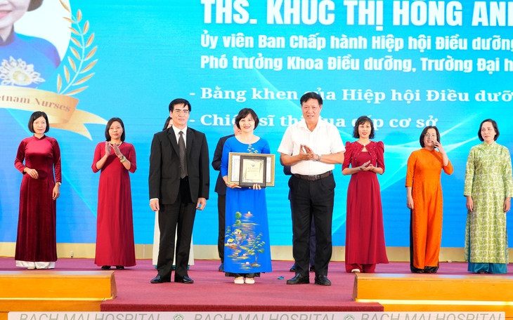 Điều dưỡng là "bàn tay nắm chặt khi bệnh nhân đau đớn, ở lại khi họ tuyệt vọng"
