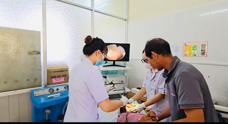 5 con dòi sống cạnh xác côn trùng trong tai người phụ nữ- Ảnh 1.