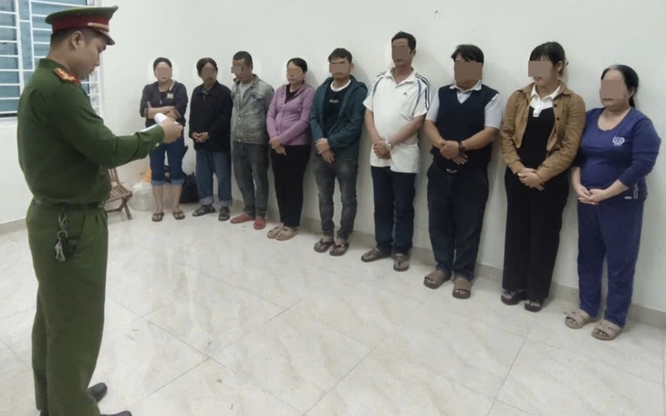 Chơi trò phi tiêu ăn tiền tại hội chợ, 2 nam thanh niên bị bắt vì hành vi đánh bạc- Ảnh 2.