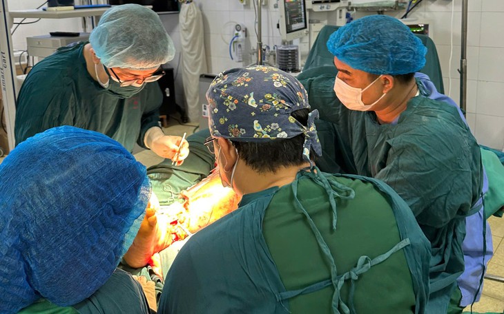 Hai người hôn mê nghi ngộ độc do uống rượu và ăn lá rừng - Ảnh 2.