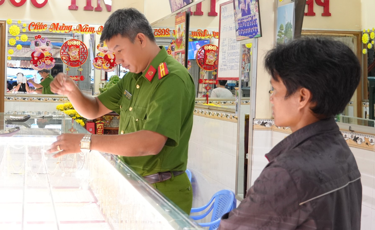Bắt đối tượng cướp vàng sau 16 giờ gây án- Ảnh 2.