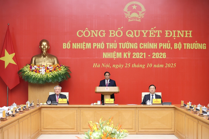 Thủ tướng trao quyết định bổ nhiệm và giao nhiệm vụ cho 2 Phó Thủ tướng, 3 Bộ trưởng- Ảnh 1.