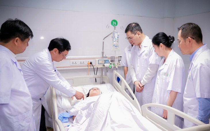 Tặng bằng khen của Bộ trưởng Bộ Y tế cho 1 tập thể, 4 điều dưỡng dũng cảm bảo vệ bệnh nhân trong vụ tấn công ở Nghệ An