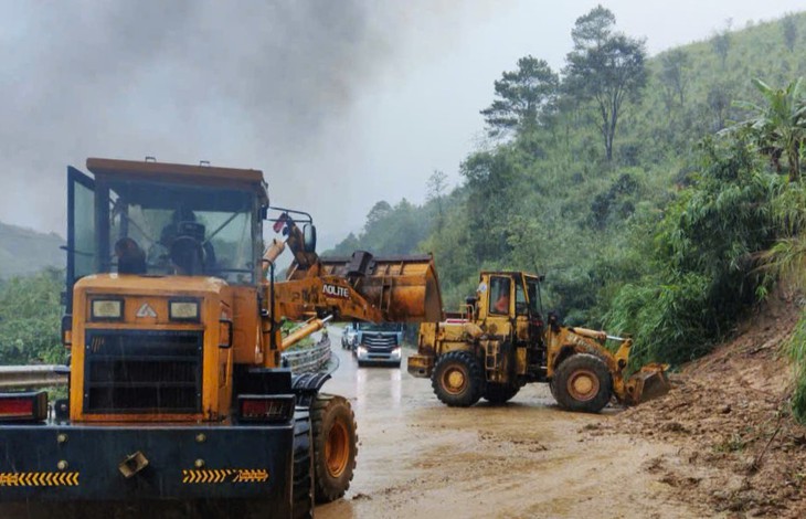Một vị trí sạt lở trên đường Hồ Chí Minh thuộc tỉnh quảng Ngãi đang được khắc phục vào chiều 26/10. Một vị trí sạt lở trên đường Hồ Chí Minh thuộc tỉnh quảng Ngãi đang được khắc phục vào chiều 26/10.