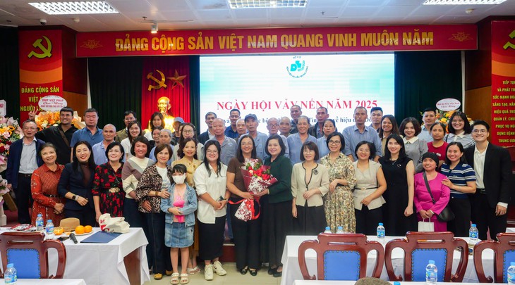 Tự chữa vảy nến, bệnh nhân không đi lại được, phải nằm cáng nhập viện- Ảnh 4.