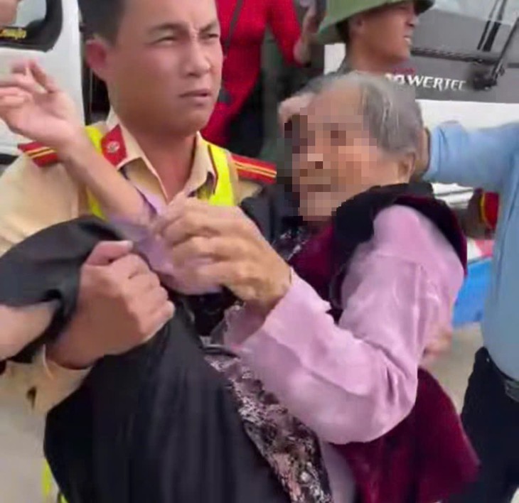 Video CSGT dùng phương tiện đặc chủng đưa cụ bà 98 tuổi bất tỉnh trên xe khách đến bệnh viện cấp cứu- Ảnh 1.