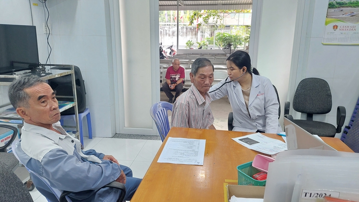 Y tế cơ sở TPHCM: Đưa dịch vụ BHYT đến gần người cao tuổi- Ảnh 3.